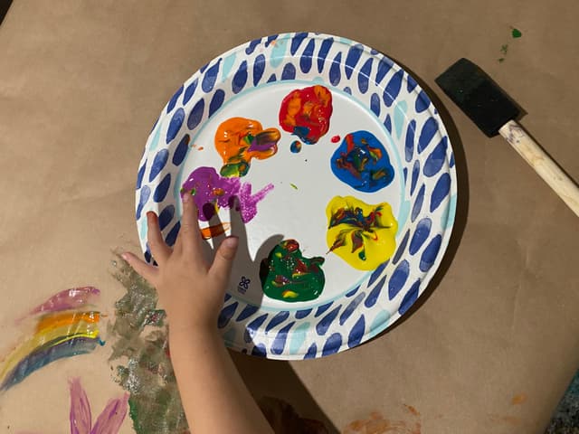 picture of a paper plate with paint on it